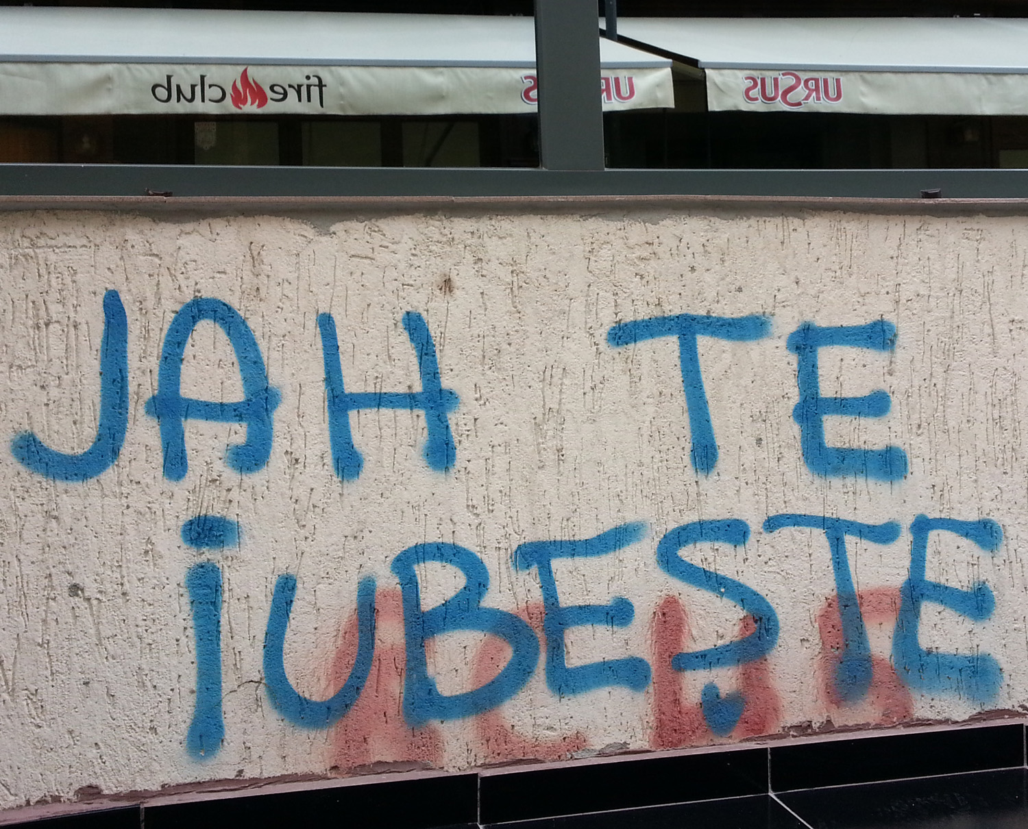 Sagt die Wand zum Restaurant gegenüber: "Jah liebt dich"