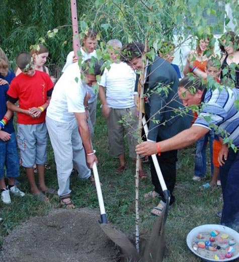 Seine liebste Rolle: ein Projekt abschliessen. Hier das Setzen einer Freundschafts-Birke (2007)