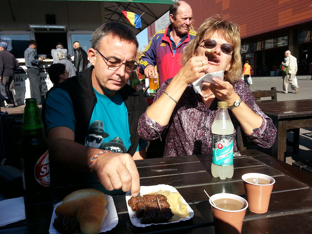 Remo und Diana essen "Mici" am Markt in Obor. Das war aber kein Fast-Food-Ausflug!