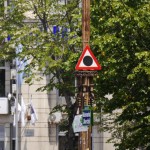 Erfinderisch: Rumänisches Verkehrszeichen weist auf vergangene tödliche Verkehrsumfälle hin. - Foto: Anne Burgmer.