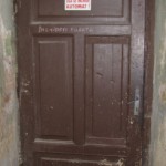 Rumänien braucht immer Fantasie zum Überleben. Türschild in Brasov: "Türe schliesst automatisch". Mit Kreide dazugefügt "Bitte Türe schliessen".